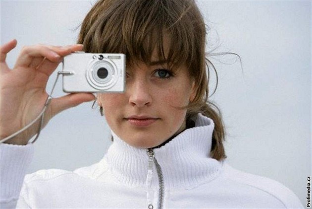 Digitální fotoaparáty budou op�t tvo�it významnou �ást dárk� pod strome�kem, p�i jejich výb�ru ale bu�te opatrní. Zvlá�t� pro pokro�ilej�í fotografy rad�ji nekupujte dárek naslepo...